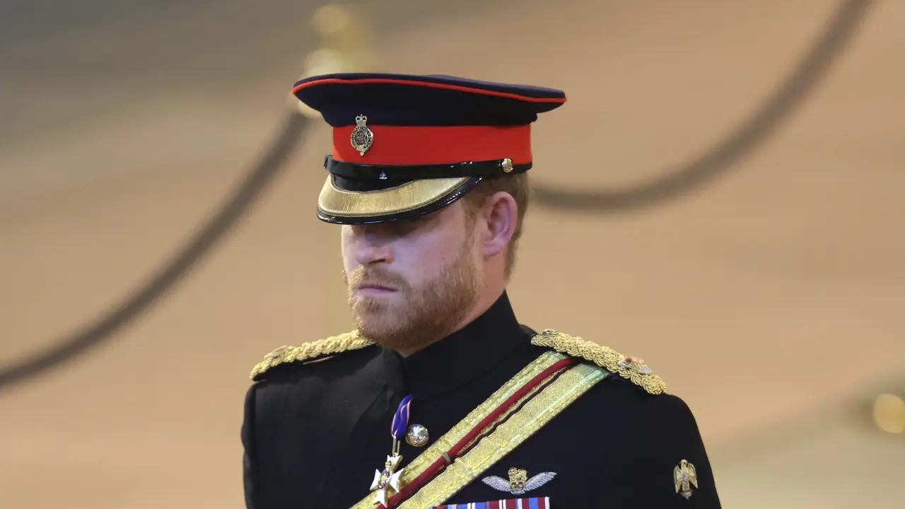 Pangeran Harry Berseragam Militer di Malam Penjagaan Ratu Elizabeth II