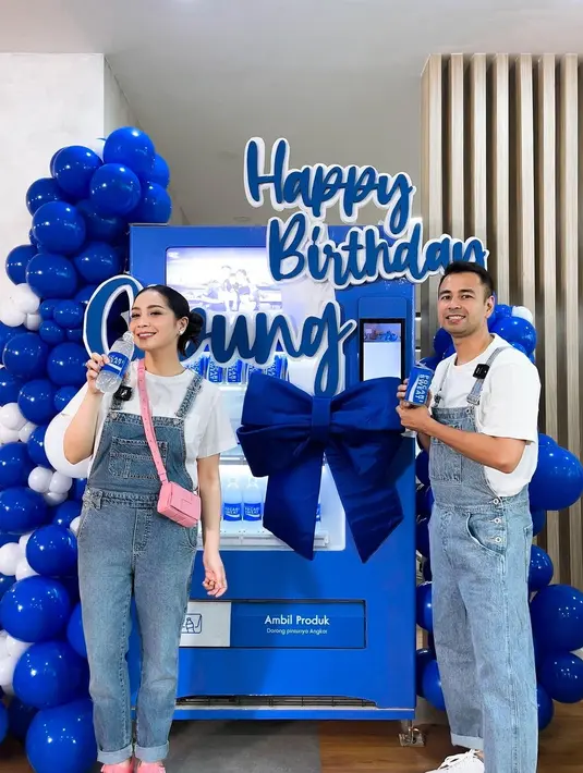 Raffi Ahmad pun tampil seragam. Raffi memadukan overall jeans dengan kaus putih polos lengan pendek. [Foto: Instagram/raffinagita1717]
