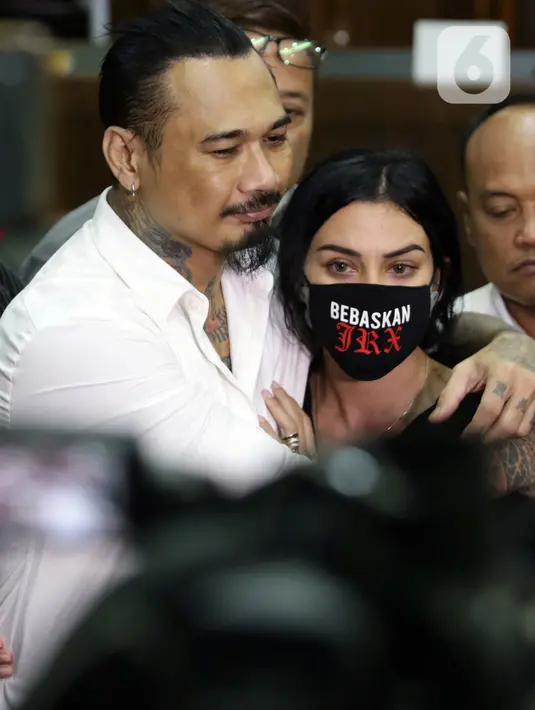 I Gede Ari Astina alias Jerinx SID (kiri) bersama istrinya Nora Alexandra memberi keterangan usai sidang putusan kasus dugaan pengancaman terhadap Adam Deni di Pengadilan Negeri Jakarta Pusat, Kamis (24/2/2022). Jerinx divonis satu tahun penjara, denda Rp 25 juta. (Liputan6.com/Helmi Fithriansyah)