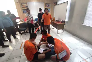 Rekonstruksi kasus pembunuhan pakai kawat di Depok. (Liputan6.com/Dicky Agung Prihanto)