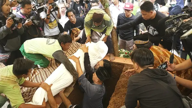 [Fimela] Pemakaman Ria Irawan