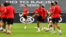 Para pemain Sevilla melakukan latihan jelang laga semifinal Liga Europa di Cologne, Jerman, Sabtu (15/8/2020). Sevilla akan berhadapan dengan Manchester United. (AP Photo/Martin Meissner)