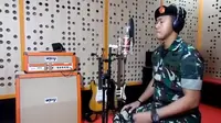 Seorang pria berseragam TNI AU menyanyikan lagu Despacito dalam bahasa Indonesia yang telah diubah liriknya (Andina Kamia Sunaryo/ Youtube Puspen TNI)