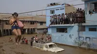 Upaya evakuasi warga di tengah banjir di Lima, Peru (AP)