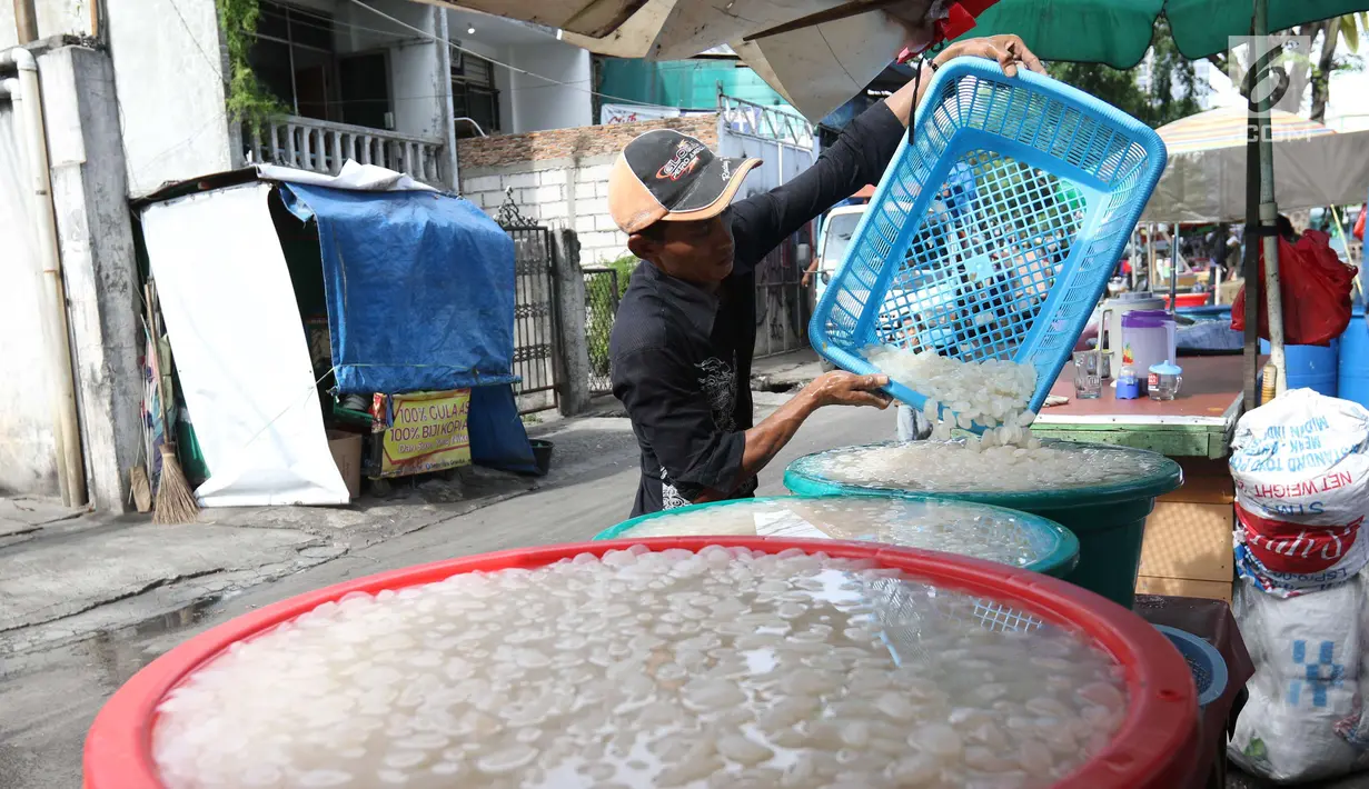 Pedagang tengah menyortir kolang kaling di Tanah Abang, Jakarta, Kamis (24/5). Biasanya kolang kaling ini diolah menjadi makanan untuk berbuka puasa. (Liputan6.com/Angga Yuniar)