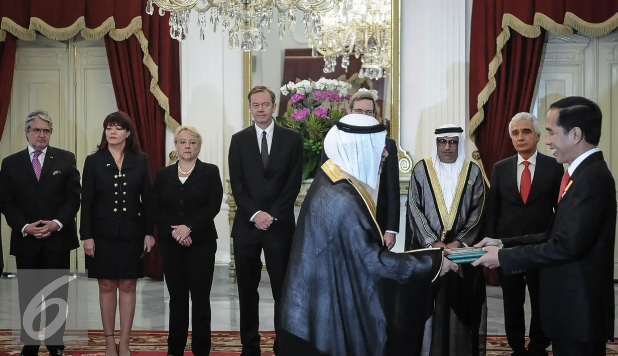 Ahmed Bin Jassim Mohammed Ali Al-Hamar, Dubes LBBP Negara Qatar menyerahkan surat-surat kepercayaan Duta Besar Luar Biasa dan Berkuasa Penuh (LBBP) untuk Republik Indonesia di Istana Merdeka, Jakarta, Selasa (4/10). (Liputan6.com/Faizal Fanani)