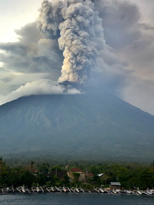 Asap tebal keluar dari Gunung Agung di Kabupaten Karangasem, Bali (28/11). Menurut hasil data, kini suhu kawah di atas puncak sudah mencapai 300 derajat Celcius atau sudah sangat panas sekali. (AFP Photo/Sonny Tumbelaka)