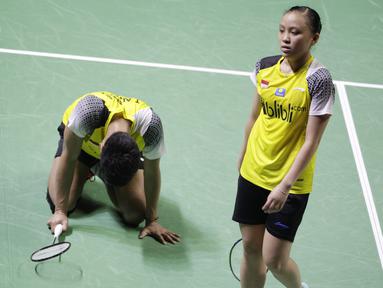 Ganda campuran Indonesia, Tontowi Ahmad / Winny Kandow
, usai dikalahkan Chan Peng Soon / Goh Liu Ying, pada Indonesia Open 2019 di Istora Senayan, Jumat (19/7). Tontowi / Winny kalah 11-21, 21-14 dan 14-21. (Bola.com/Vitalis Yogi Trisna)