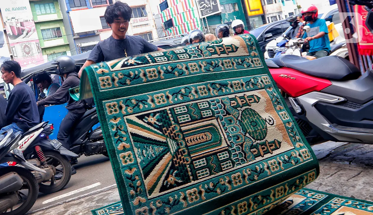 Aktivitas pekerja karpet masjid di sebuah toko di kawasan Tanah Abang, Jakarta, Kamis (16/3/2023). (Liputan6.com/Angga Yuniar)