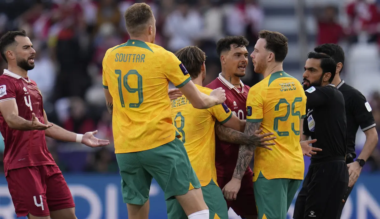 Pemain Timnas Indonesia, Shayne Pattynama (tengah) bersitegang dengan pemain Asutralia, Gethin Jones pada laga 16 besar Piala Asia 2023 yang berlangsung di assim bin Hamad Stadium, Doha, Qatar, Minggu (28/01/2024). (AP Photo/Aijaz Rahi)