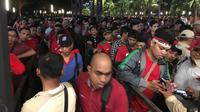 Suporter Timnas Indonesia mengantre masuk Stadion Gelora Bung Karno, Selasa (13/11/2018). (Bola.com/Benediktus Gerendo)