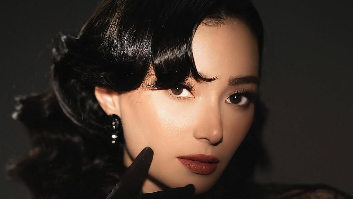 Pesona Klasik Asmirandah dengan Hollywood Glam Makeup Look yang Memikat