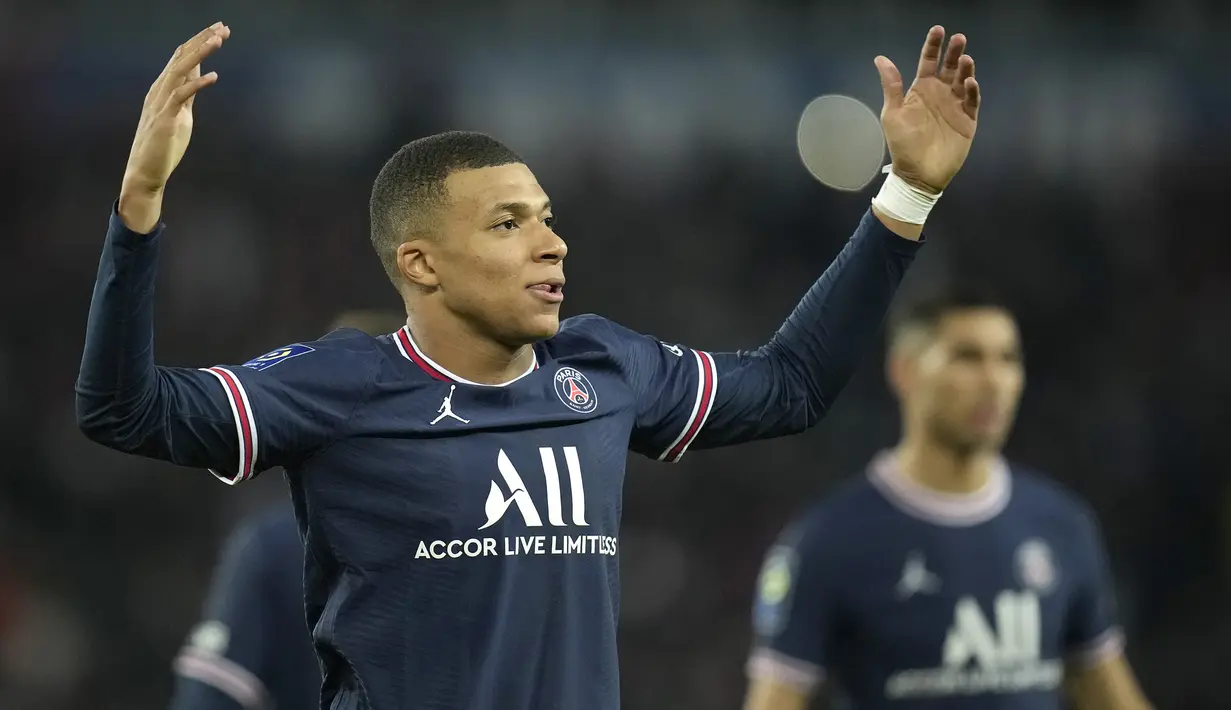 Kylian Mbappe. Striker PSG berusia 22 tahun yang musim ini telah tampil 23 kali dengan mencetak 13 gol dan 14 assist ini ditaksir memiliki nilai pasar tertinggi di dunia sebesar 150 juta euro. Ia menjadi pemain termahal di dunia sekaligus pemain termahal di Liga Prancis. (AP/Christophe Ena)