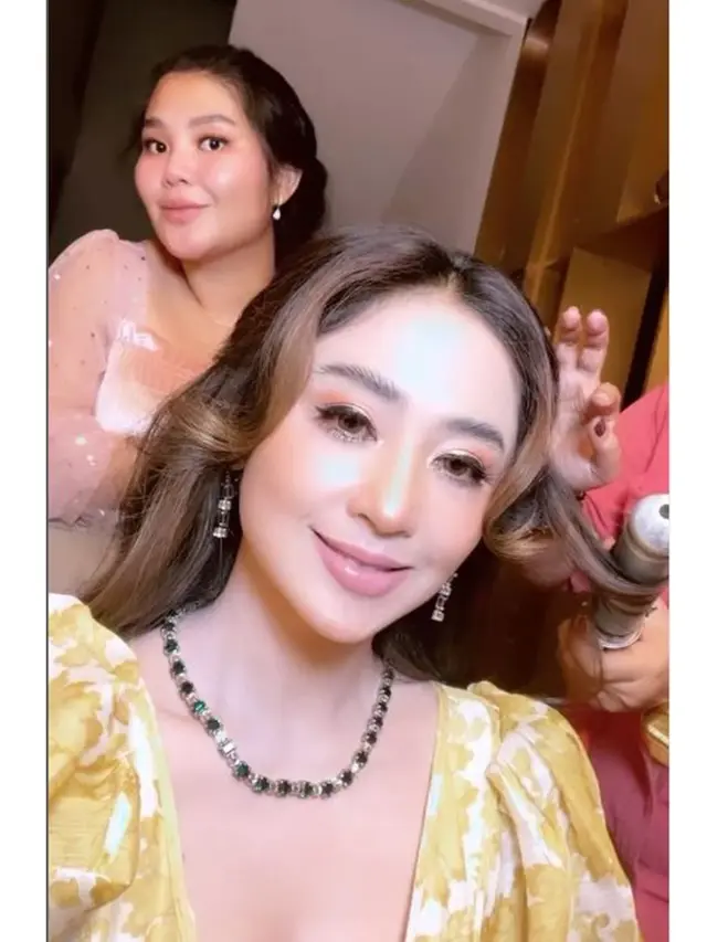 6 Potret Kebersamaan Dewi Perssik dan Rosa Meldianti Selama Hamil, Ditemani Lahiran