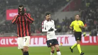 Penyerang AC Milan, Alvaro Morata, memberikan ekspresi menyesal setelah gagal mencetak gol ke gawang Genoa dalam laga giornata 16 Serie A Liga Italia di San Siro, Senin (16/12/2024) dini hari WIB. AC Milan dan Genoa bermain imbang tanpa gol dalam laga tersebut. (AP Photo/Antonio Calanni)