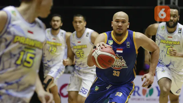 Foto: Aksi Memukau Arki Wisnu Saat Satria Muda Tumbangkan Prawira Bandung di IBL 2022