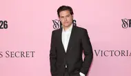 Dylan Sprouse Tuai Pro Kontra soal Ucapan Anak Hasil Inses, Kini Balik Meledek Pakai Meme