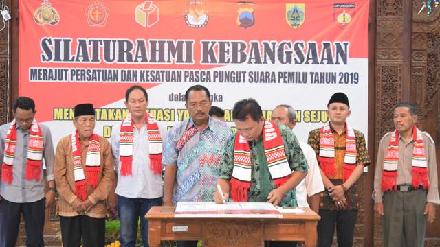 Tokoh agama dan Ormas di Pemalang berkomitmen untuk menolak pople power dan mengajak masyarakat untuk rekonsiliasi usai pemilu. (Foto: Liputan6.com/Polres Pemalang/Muhamad Ridlo)