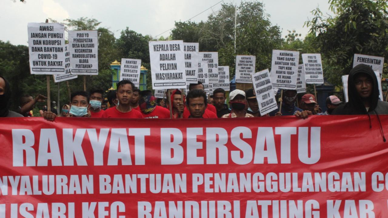 Warga Geruduk Balai Desa