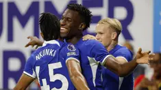 Pemain Chelsea Nicolas Jackson merayakan dengan rekan setimnya Christopher Nkunku setelah mencetak gol ke gawang Newcastle United pada pertandingan Premier League Summer Series di Stadion Mercedes-Benz, Atlanta, Georgia, Rabu (26/7/2023). (Todd Kirkland/Getty Images untuk Premier League/AFP)