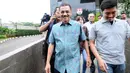 Mantan Mendagri Gamawan Fauzi (kedua kiri) meninggalkan Gedung KPK usai menjalani pemeriksaan, Jakarta, Rabu (8/11). Gamawan diperiksa terkait kasus dugaan korupsi KTP Elektronik. (Liputan6.com/Helmi Fithriansyah)