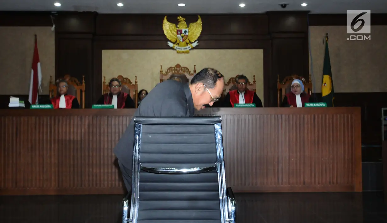 Terdakwa dugaan menghalangi penyidikan KPK, Fredrich Yunadi bersiap mengikuti sidang lanjutan di Pengadilan Tipikor, Jakarta, Kamis (22/2). Sidang mendengar jawaban jaksa atas eksepsi terdakwa. (Liputan6.com/Helmi Fithriansyah)