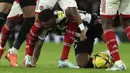 Gelandang Newcastle United, Joe Willock berusaha mempertahankan bola saat bertanding melawan Arsenal selama pertandingan lanjutan Liga Inggris di stadion Emirates di London, Rabu (4/1/2023). Hasil ini membuat Arsenal kini mengumpulkan 44 poin di puncak klasemen dan Newcastle berada di posisi ketiga dengan 35 poin. (AP Photo/Ian Walton)