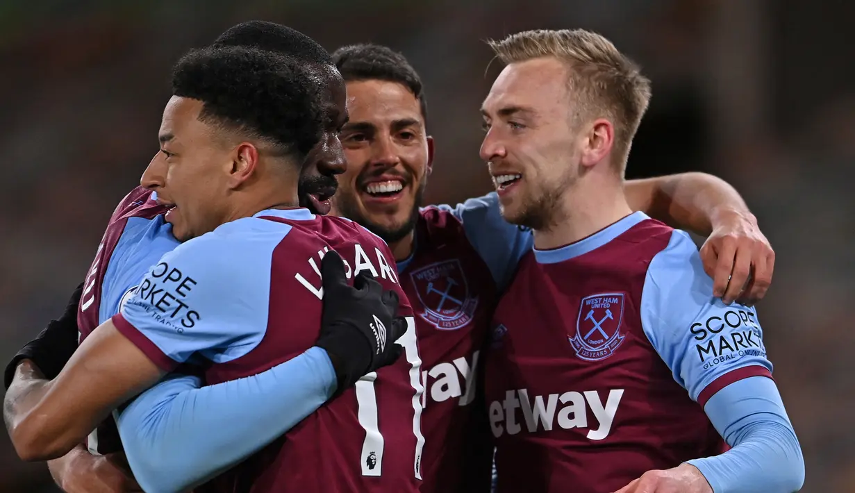 Para pemain West Ham United merayakan gol ketiga ke gawang Wolverhampton Wanderers yang dicetak striker Jarrod Bowen (kanan) dalam laga lanjutan Liga Inggris 2020/2021 pekan ke-30 di Molineux Stadium, Senin (5/4/2021). West Ham menang 3-2 atas Wolverhampton. (AFP/Laurence Griffiths/Pool)