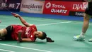 Ganda Putri Indonesia, Ni Ketut Mahadewi Istarani terjatuh saat melawan Chen Qingchen/Jia Yifan di Semifinal Indonesia Open 2017, Jakarta, Sabtu (17/6). Anggia/Ni Ketut Mahadewi Istarani kalah 12-21, 17-21. (Liputan6.com/Helmi Fithriansyah)