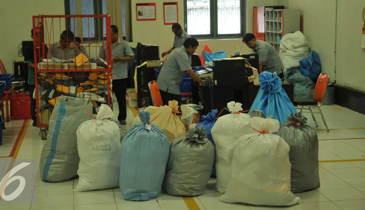 Aktivitas di Kantor Pos Pusat, Jakarta, Senin (27/6). Pengiriman dan penerimaan paket pos di kantor pos tersebut meningkat hingga 30 persen dibandingkan hari biasa. (Liputan6.com/Gempur M Surya)