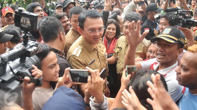 Gubernur DKI Jakarta Basuki T Purnama menyambangi lokasi banjir di Cipinang Melayu, Jakarta Timur, Senin (20/2). Sebelum melihat lokasi banjir, Ahok langsung meninjau korban pengungsian di Masjid Universitas Borobudur. (Liputan6.com/Yoppy Renato)