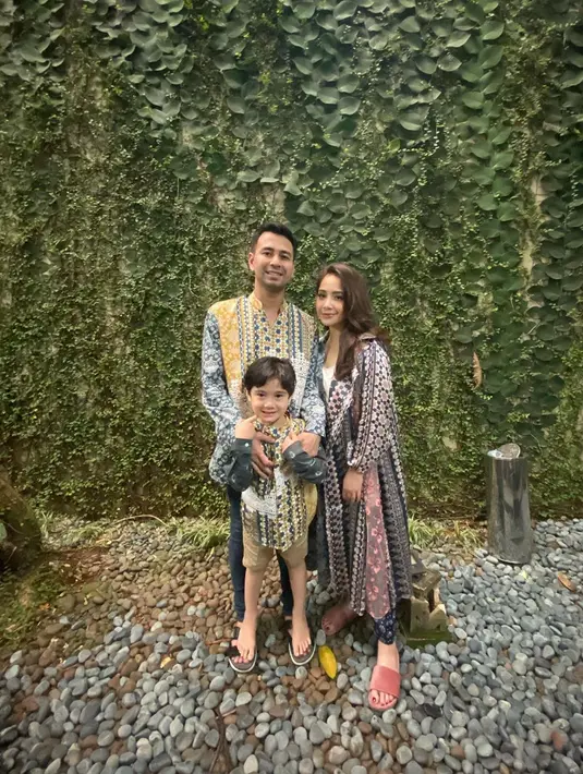 Lebih menggemaskan lagi, Rafathar ternyata bersedia diajak syuting asalkan Raffi, Baim dan Billy tidak jahil kepadanya. Bahkan, ia juga mengatakan ke Lala tidak ingin marah-marah. (Instagram/raffinagita1717)