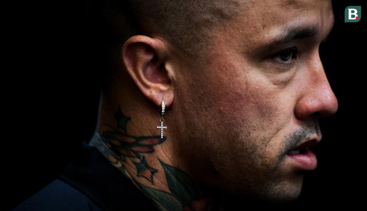 <p>Pemain Belgia berdarah Indonesia, Radja Nainggolan saat dikenalkan sebagai rekrutan baru Bhayangkara FC di ruang konferensi pers Stadion Utama Gelora Bung Karno (SUGBK), Senayan, Jakarta, Senin (04/12/2023). (Bola.com/Bagaskara Lauardi)</p>