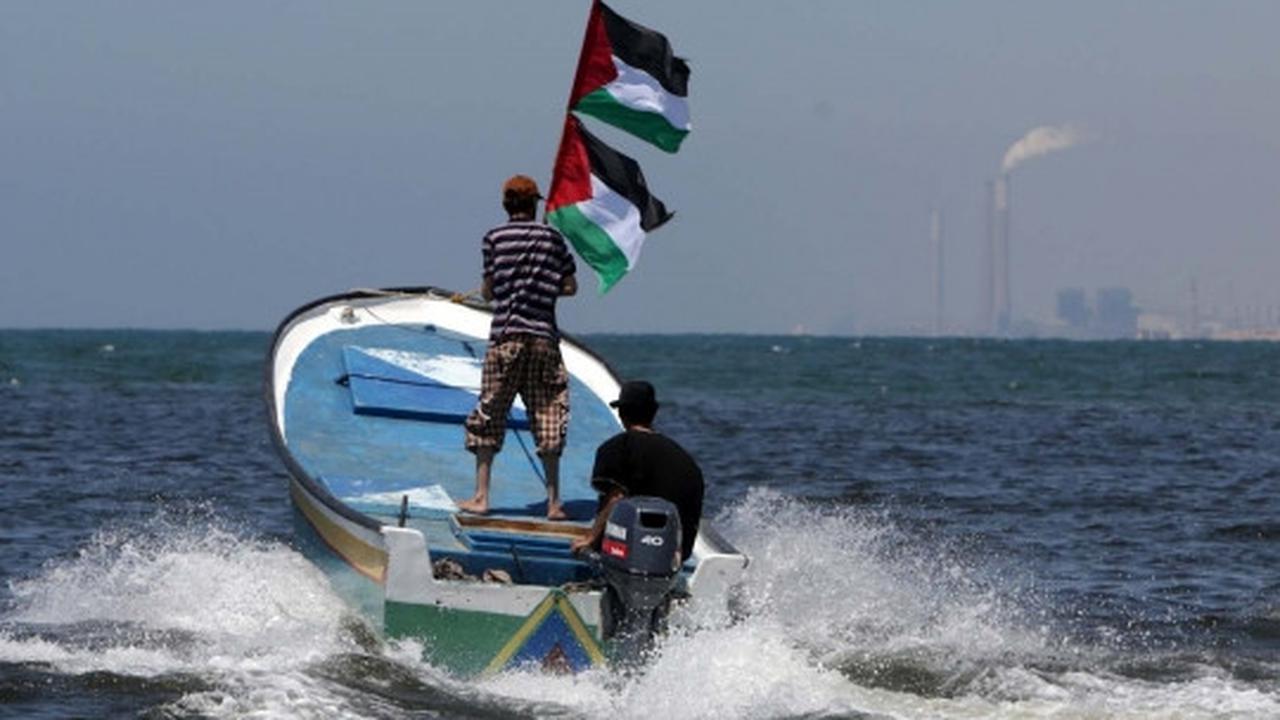 Aksi warga Palestina demo di tengah lautan protes blokade Israel