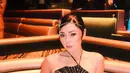 Wendy Walter kenakan halter strap dress dengan full payet kristal dan fringe yang glamor. Dipadu dengan gloves hitam dan headpiece minimalis yang statement [@wendywalters]