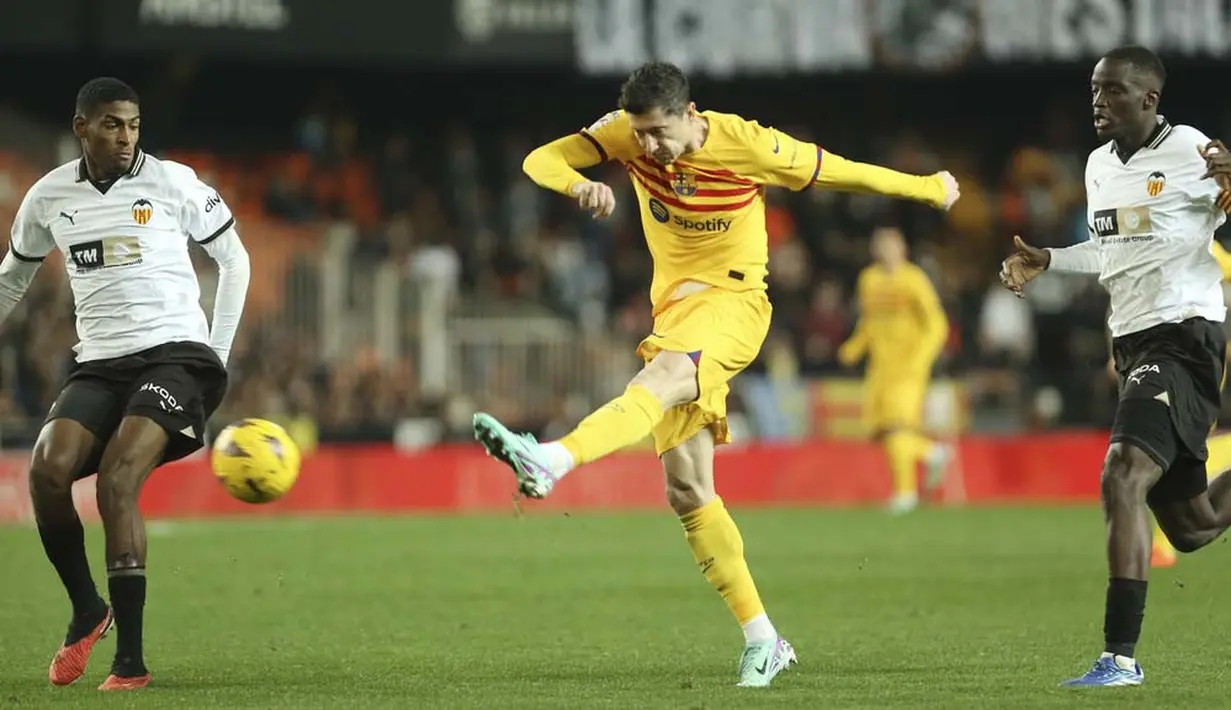 Pemain Barcelona, Robert Lewandowski, melepaskan tendangan saat melawan Valencia pada laga pekan ke-17 La Liga 2023/2024 di Stadion Mestalla, Minggu (17/12/2023). Kedua tim bermain imbang 1-1. (AP Photo/Alberto Saiz)