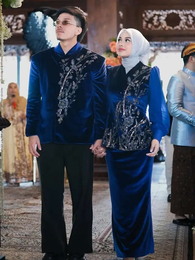 Potret Elegan Aurel Hermansyah Tampil Dalam Balutan Kebaya Velvet Biru di Mitoni Aaliyah Massaid