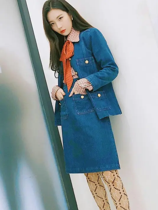 Bosan dengan celana denim? Kamu bisa tiru gaya denim on denim Sunmi dengan rok satu ini. Sebagai pemanis, pelantun 'Gashina' ini mengenakan top dengan detail ribbon tie warna merah. (Instagram/miyayeah).