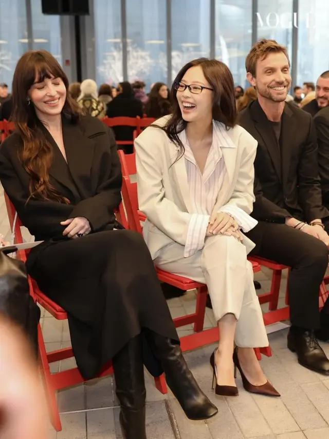 Jennie BLACKPINK Tampil Semi Maskulin dengan Office Look Elegan di Calvin Klein Show NYFW 2026