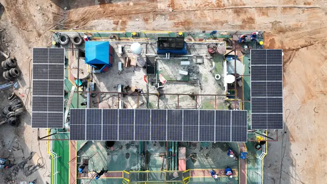 Pertamina New & Renewable Energy (Pertamina NRE) memasang Pembangkit Listrik Tenaga Surya (PLTS) dan Battery Energy Storage System (BESS) pada Kapal Oil Barge (OB) Patra 2303 milik PT Pertamina Trans Kontinental (PTK). Dok PNRE