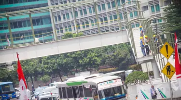 Pekerja sedang menyelesaikan Jembatan Penyeberangan Orang (JPO) di Bundaran HI, Jakarta, Selasa (26/8/14). (Liputan6.com/Faizal Fanani)