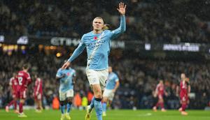 Selebrasi Erling Haaland usai mencetak gol di laga Manchester City vs Liverpool di pekan ke-11 Liga Inggris 2025/2026 di Etihad Stadium, Minggu (09/11/2025). (AP Photo/Jon Super)