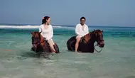 Potret Aaliyah Massaid dan Thariq Berkuda di Pantai Sumba, Nikmati Liburan Keluarga