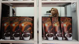 Inovasi kemasan produk minuman coklat dipamerkan pada Pasar Inovasi dan Kreativitas di Graha Pengayoman, Jakarta, Selasa (31/10). Ajang ini untuk mengkomersialisasikan produk kekayaan intelektual pelaku bisnis. (Liputan6.com/Helmi Fithriansyah)