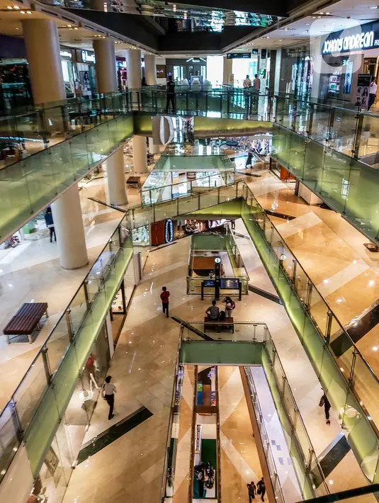 Suasana pusat perbelanjaan yang relatif sepi pengunjung di Mal Grand Indonesia, Jakarta, Selasa (17/3/2020). Seiring meluasnya virus corona Covid-19 di Indonesia, pengunjung pusat perbelanjaan atau mal langsung turun drastis dengan penurunan fluktuatif sekitar 10-15%. (Liputan6.com/Faizal Fanani)