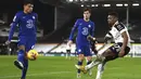 Penyerang Fulham, Ivan Cavaleiro (kanan) menendang bola di depan bek Chelsea, Thiago Silva pada lanjutan Liga Inggris yang berlangsung di Craven Tottage pada Minggu (17/1/2021) dini hari WIB. Chelsea berhasil meraih kemenangan 1-0 atas Fulham lewat gol tunggal Mason Mount. (Mike Hewitt/Pool via AP)