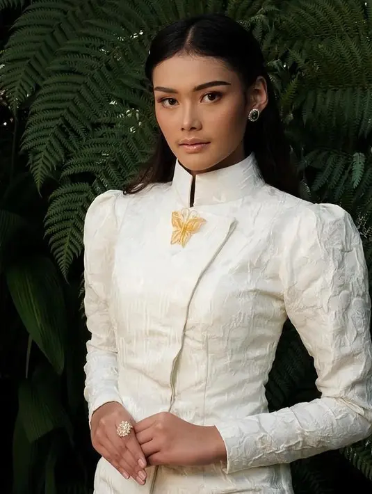 Perempuan yang akrab disapa Tata ini tampil mengenakan kebaya putih janggan dengan aksesori motif kupu-kupu keemasan. [@harashtata]