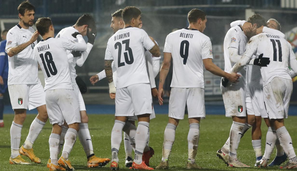 Pemain Italia merayakan gol yang dicetak Domenico Berardi ke gawang Bosnia pada laga UEFA Nations League 2020/2021 di Grbavica Stadium, Kamis (19/11/2020) dini hari WIB. Italia menang 2-0 atas Bosnia. (AP Photo/Kemal Softic)