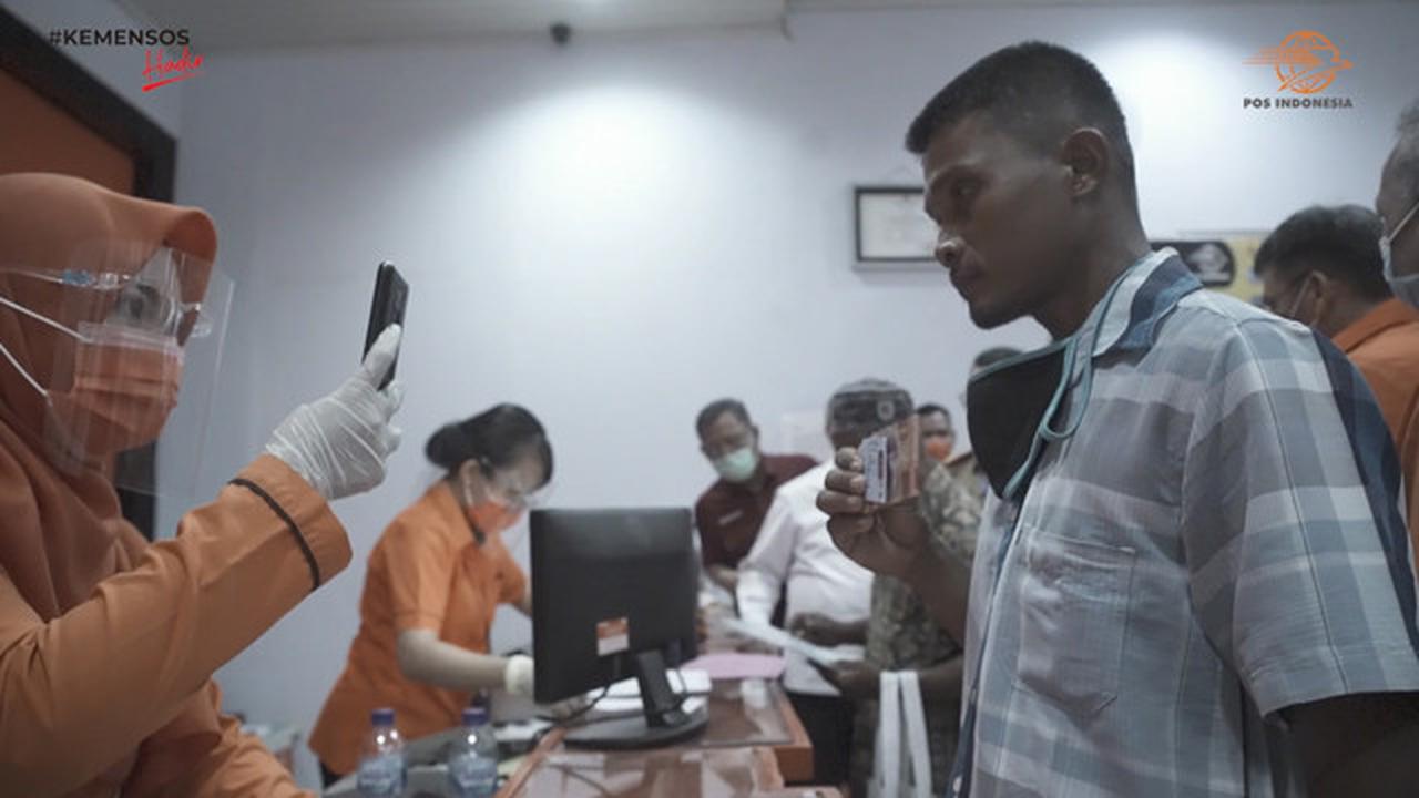 Direktur Jaringan dan Layanan Keuangan PT Pos Indonesia, Charles Sitorus