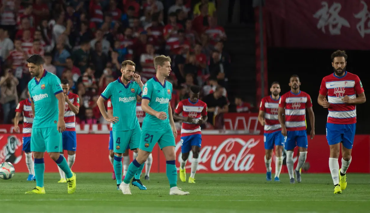 Reaksi  para pemain Barcelona setelah gelandang  Granada, Ramon Azeez mencetak gol pada laga pekan kelima La Liga di Stadion Nuevo Los Cármenes, Sabtu(21/9/2019). Barcelona tumbang dalam lawatannya ke markas tim promosi, Granada 0-2. (JORGE GUERRERO/AFP)